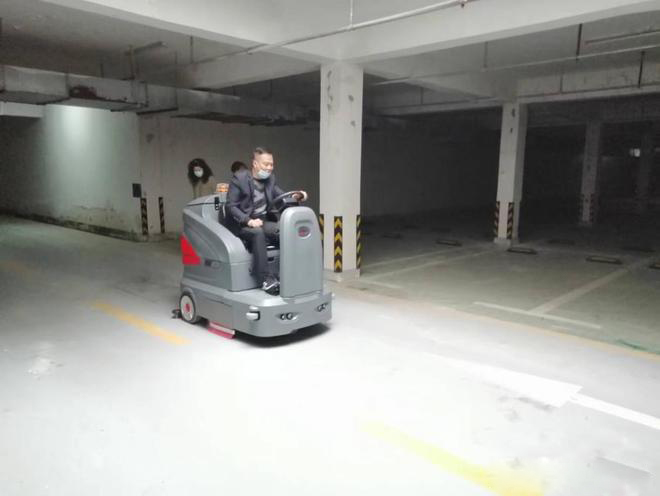 怒江小区物业保洁不用人力改用驾驶式洗地机了